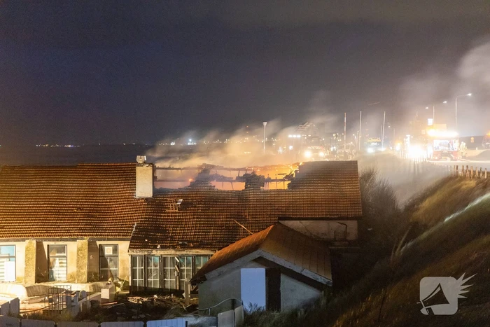 Brandweer blust uitslaande brand in strandtent