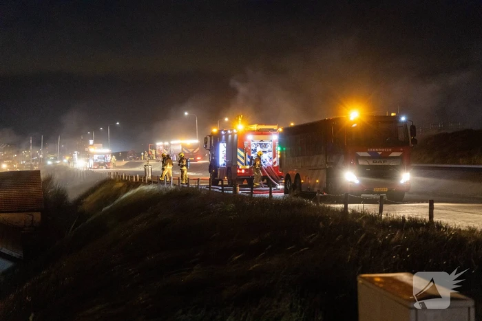 Brandweer blust uitslaande brand in strandtent
