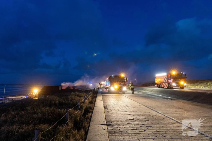 Brandweer blust uitslaande brand in strandtent