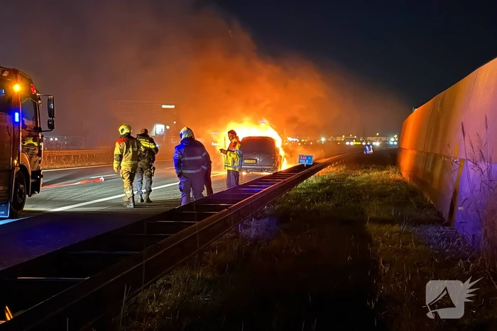 Auto vliegt in brand op snelweg