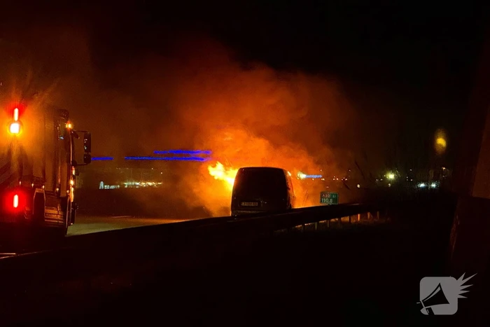 Auto vliegt in brand op snelweg