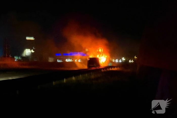 Auto vliegt in brand op snelweg