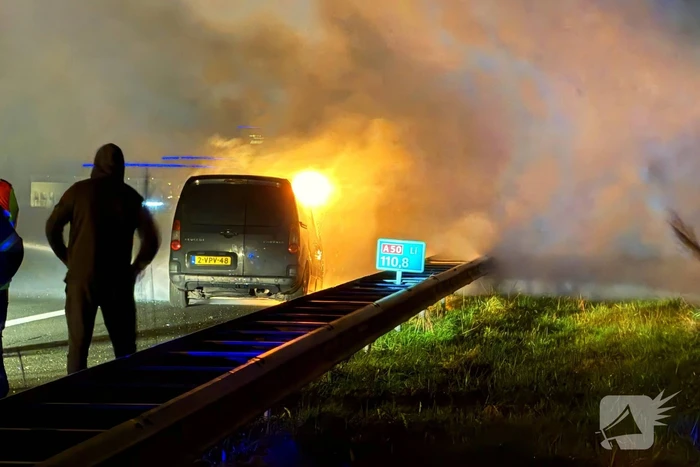 Auto vliegt in brand op snelweg