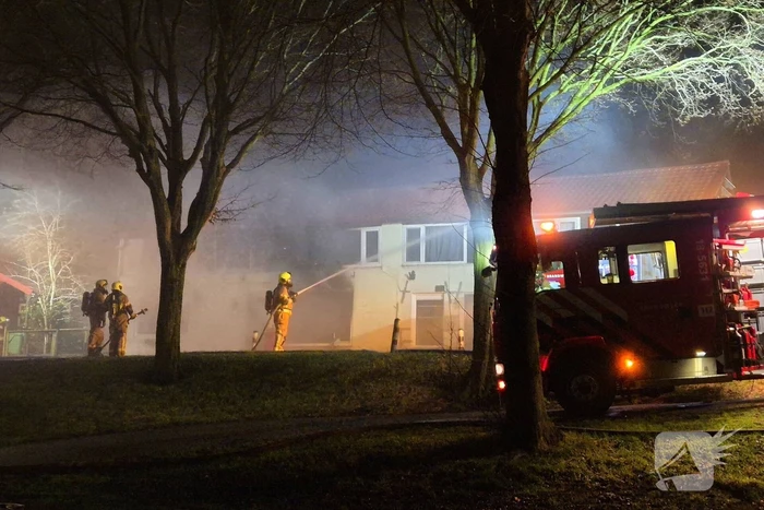 Brandweer blust brand in woning