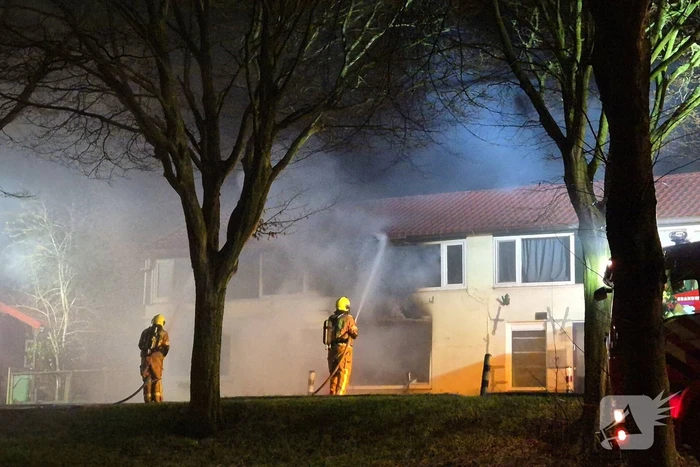 Brandweer blust brand in woning