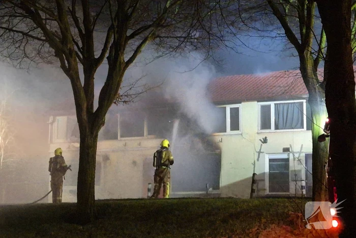 Brandweer blust brand in woning