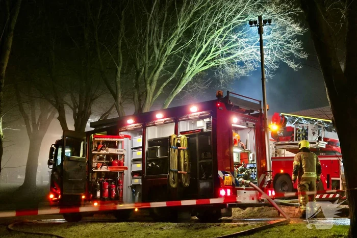 Brandweer blust brand in woning