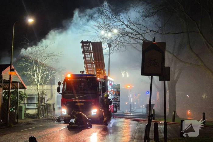Brandweer blust brand in woning