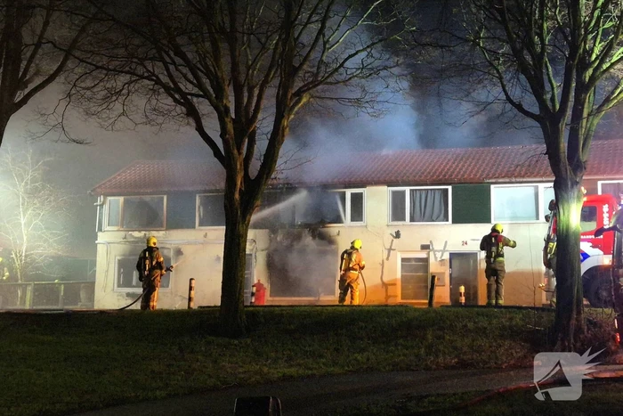 Brandweer blust brand in woning