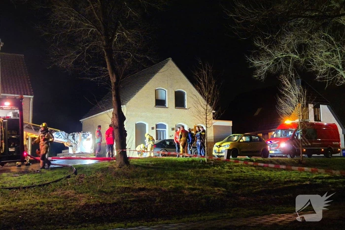Brandweer blust brand in woning