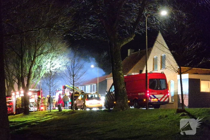 Brandweer blust brand in woning