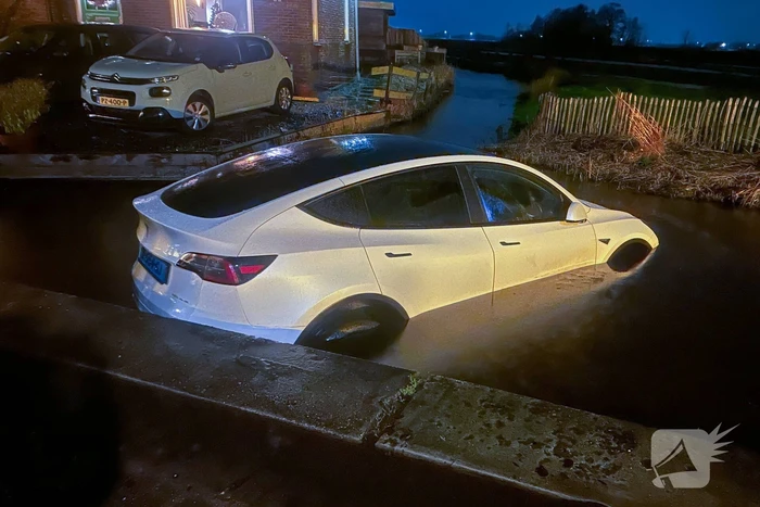 Taxi vliegt uit de bocht en raakt te water
