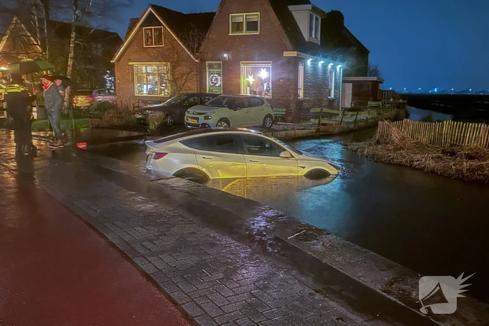 Taxi vliegt uit de bocht en raakt te water