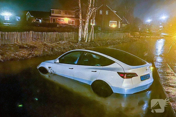 Taxi vliegt uit de bocht en raakt te water