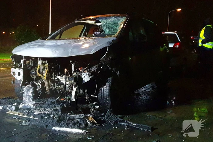 Auto zwaar beschadigd door brand