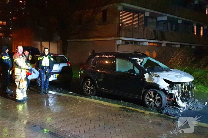 Auto zwaar beschadigd door brand