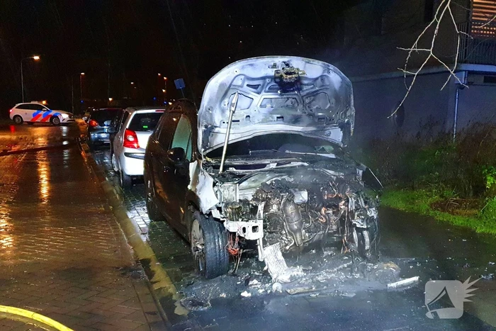 Auto zwaar beschadigd door brand