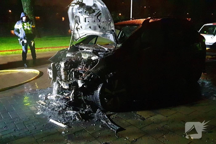 Auto zwaar beschadigd door brand