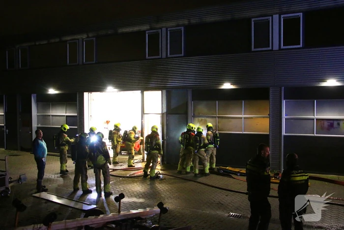Vermoedelijke explosie leidt tot brand bij loods