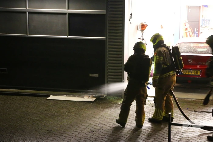 Vermoedelijke explosie leidt tot brand bij loods