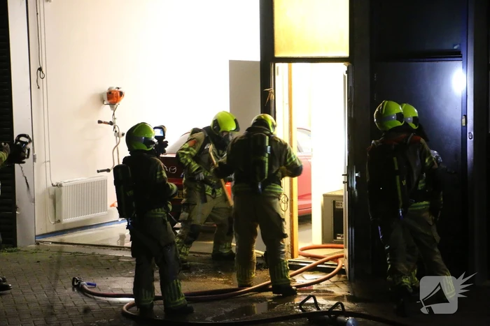 Vermoedelijke explosie leidt tot brand bij loods