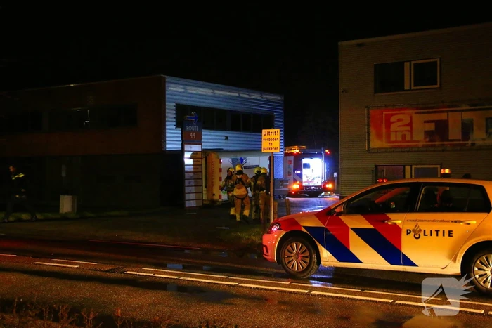 Vermoedelijke explosie leidt tot brand bij loods
