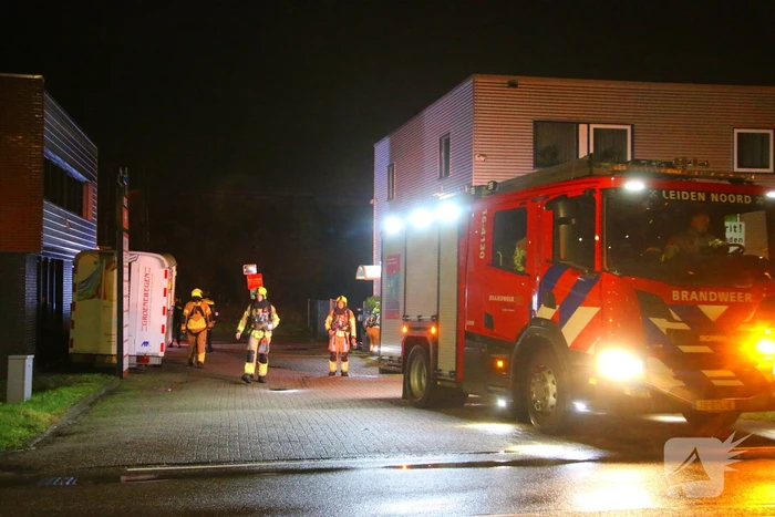 Vermoedelijke explosie leidt tot brand bij loods