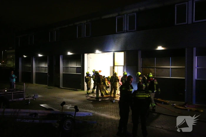 Vermoedelijke explosie leidt tot brand bij loods