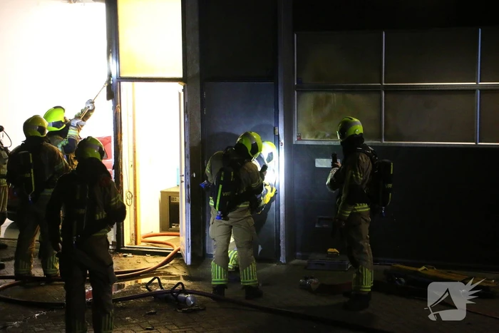 Vermoedelijke explosie leidt tot brand bij loods