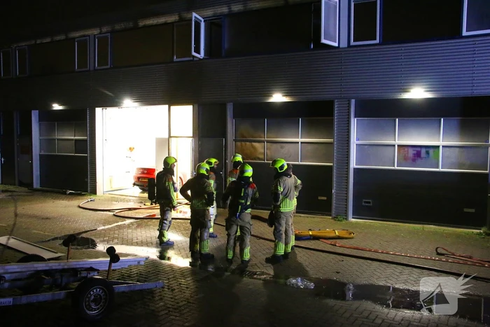 Vermoedelijke explosie leidt tot brand bij loods