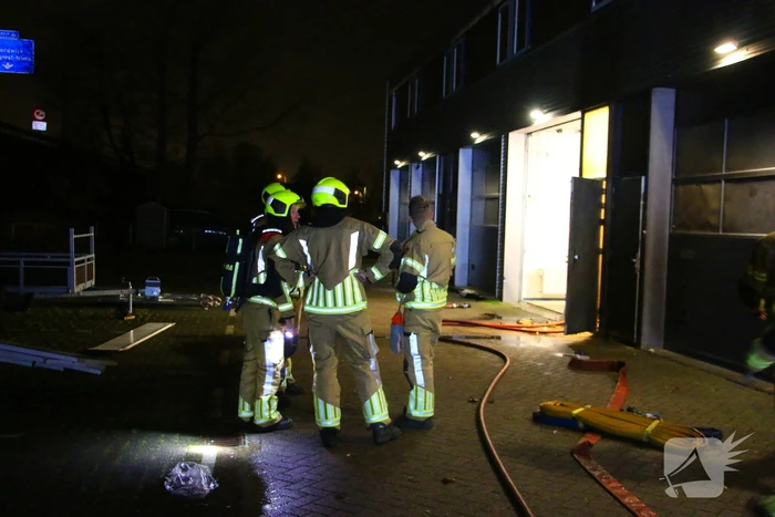 Vermoedelijke explosie leidt tot brand bij loods