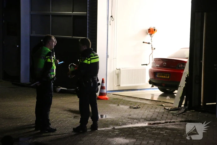 Vermoedelijke explosie leidt tot brand bij loods
