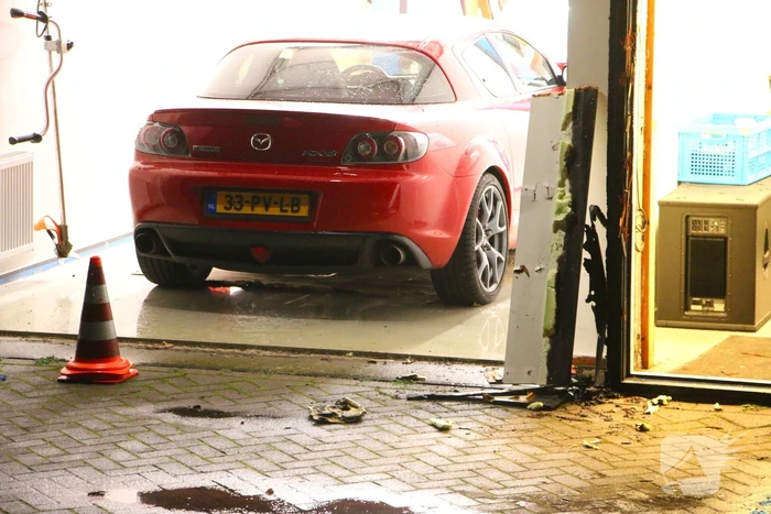 Vermoedelijke explosie leidt tot brand bij loods