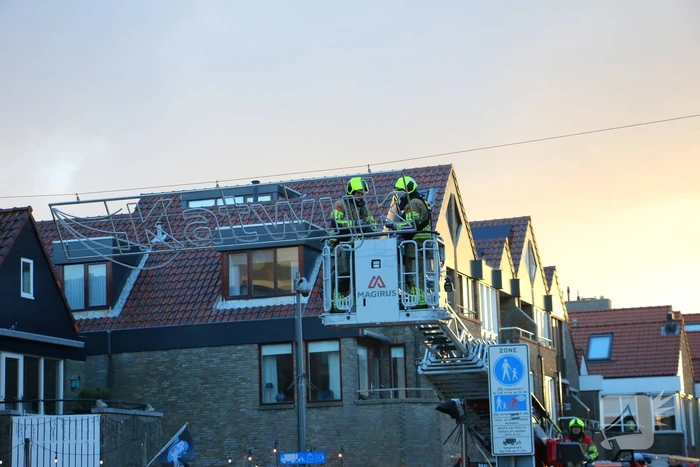 Harde wind speelt kerstverlichting parten