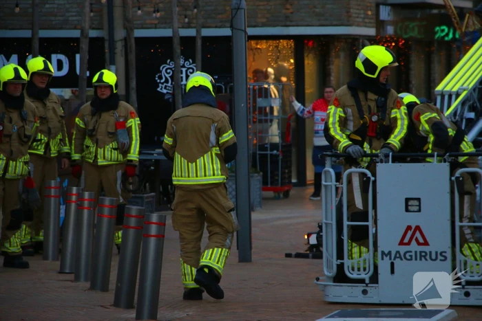 Harde wind speelt kerstverlichting parten