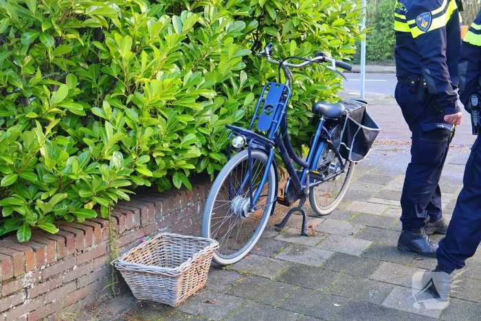 Fietsster en en auto botsen op kruising