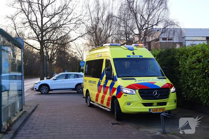 Fietsster en en auto botsen op kruising