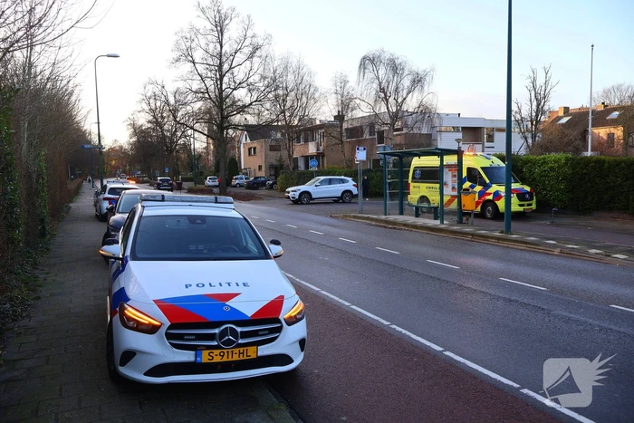 Fietsster en en auto botsen op kruising