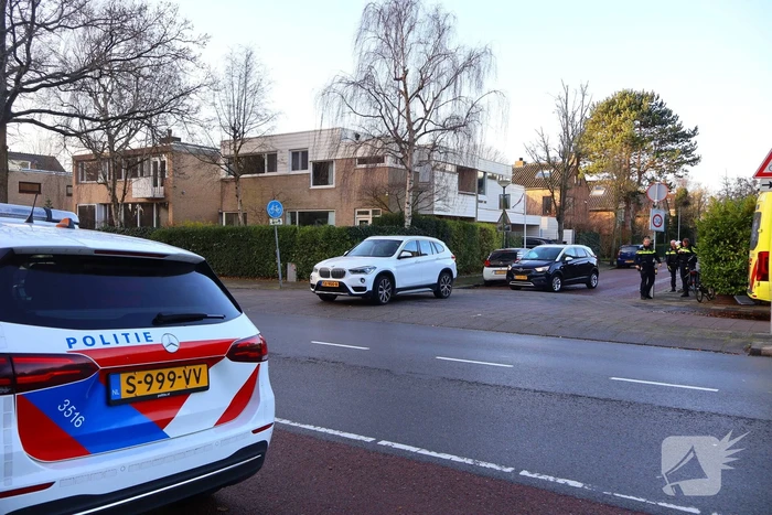 Fietsster en en auto botsen op kruising