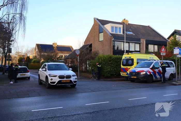 Fietsster en en auto botsen op kruising