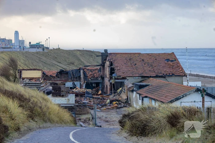 Strandtent volledig verloren bij hevige brand