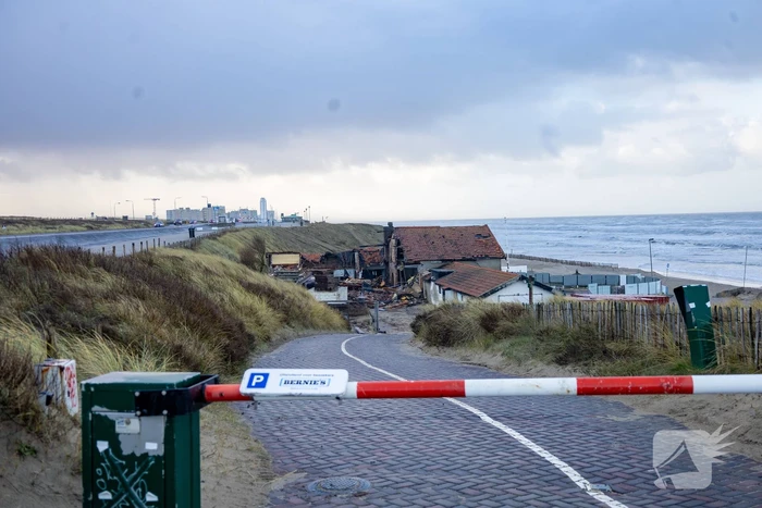 Strandtent volledig verloren bij hevige brand