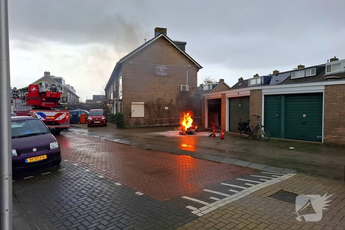 Motorfiets vliegt in brand