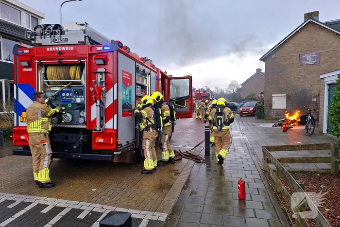 Motorfiets vliegt in brand