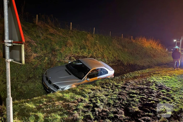 Circuitauto belandt in greppel