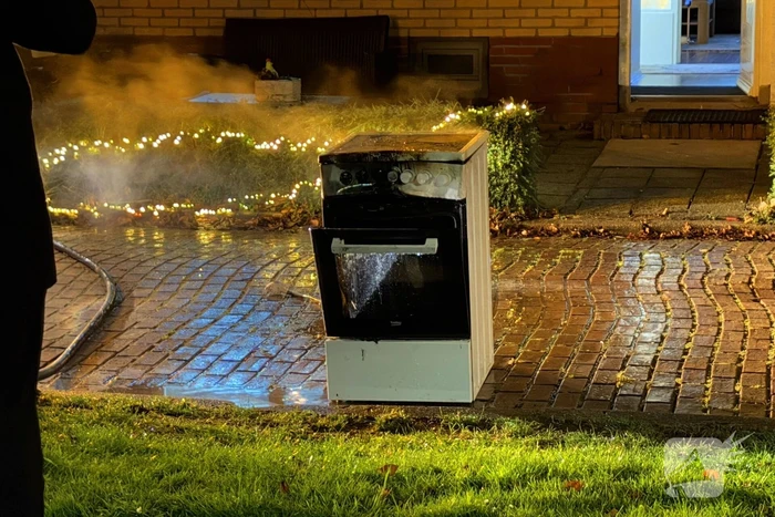 Woning vol rook door brandende oven