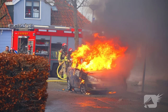 Personenauto gaat in vlammen op