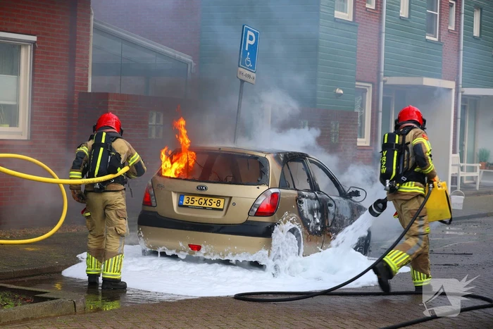 Personenauto gaat in vlammen op