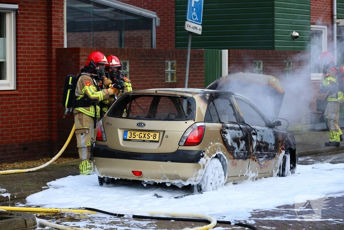 Personenauto gaat in vlammen op