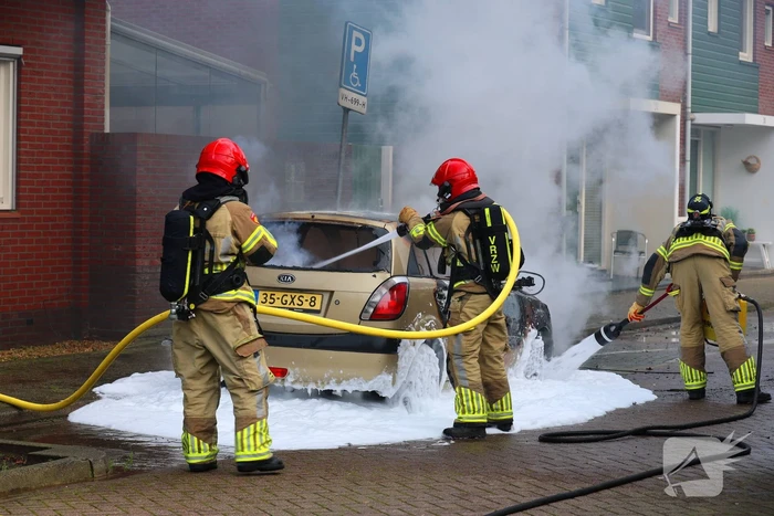 Personenauto gaat in vlammen op